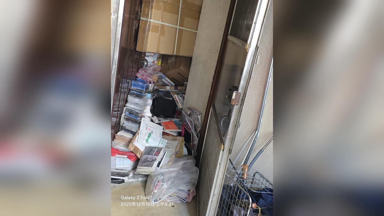 快新聞／汶汶遭割喉！52歲「狂粉阿北」啃老狂買寫真集　堆滿家中樓梯畫面曝