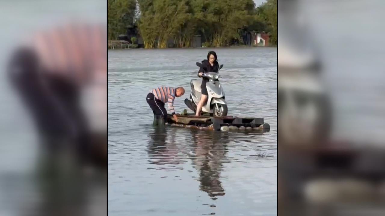 颱風奇景！民眾划獨木舟買早餐 勇父撐竹筏送護理師女兒上班