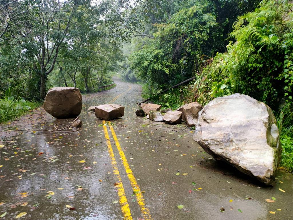 山區雨勢沖刷 苗21線巨石崩落阻雙向交通