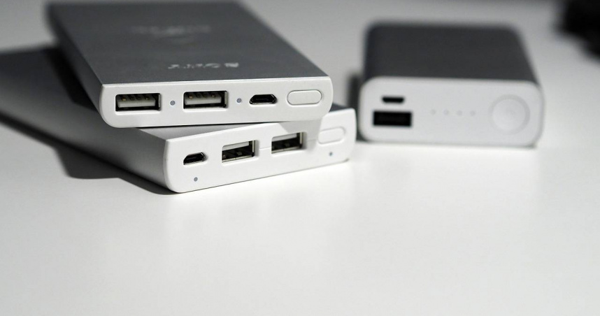行動電源過熱！房客為降溫竟擺放冰箱　客房狂冒白煙