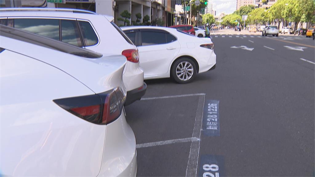 高雄特殊「斜向停車格」　進去容易出來難！一條路現兩種停法