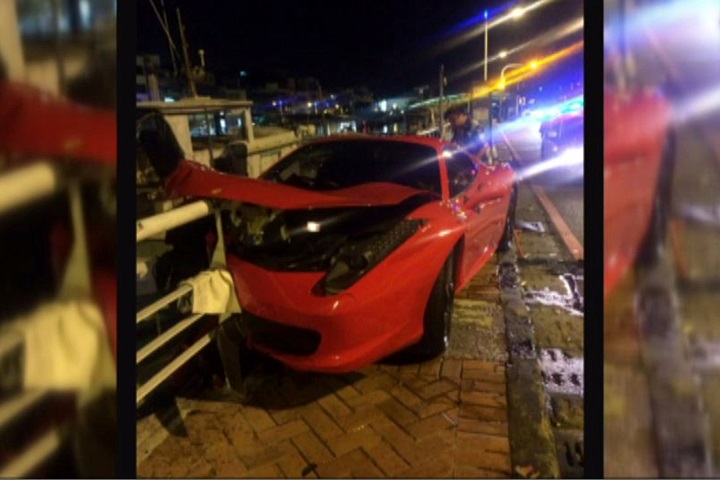 法拉利自撞港邊欄杆 駕駛、乘客未受傷