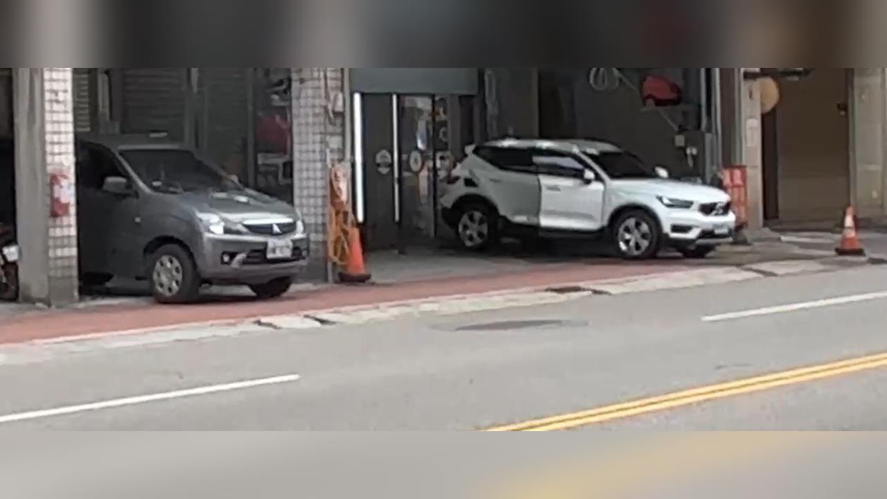 桃園民眾控「車停家門口被開單」　員警嗆：沒錢買停車位就不要停