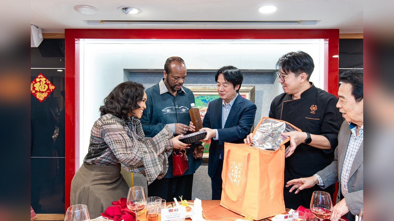 幕後／漏網鏡頭！史王訪台竟被「這杯飲料」收服　賴總統暖舉曝光