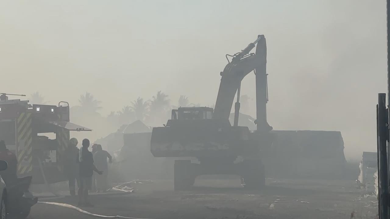 屏東太陽能板原料儲料廠大火　調派怪手「挖土滅火」