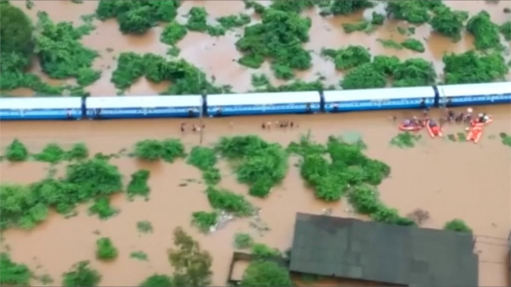 印度暴雨成災！火車「擱淺」逾千名乘客受困