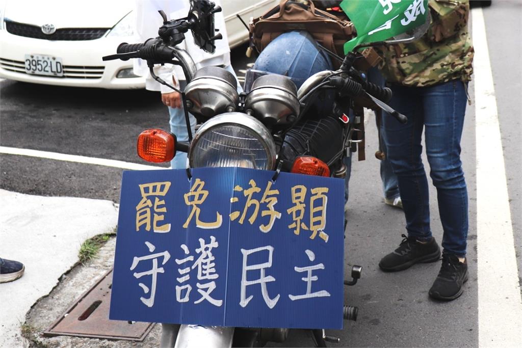 快新聞/罷免游顥二階連署書送交選委會! 罷團曝收件達「這數量」:高達61箱