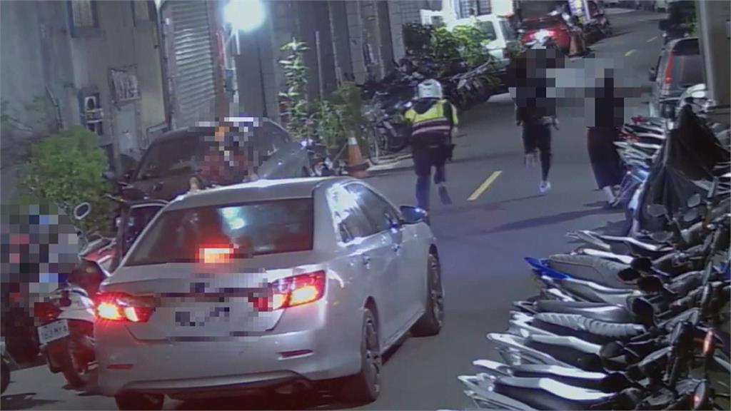 通緝犯帶毒品走在街上!見警慌張躲車裡