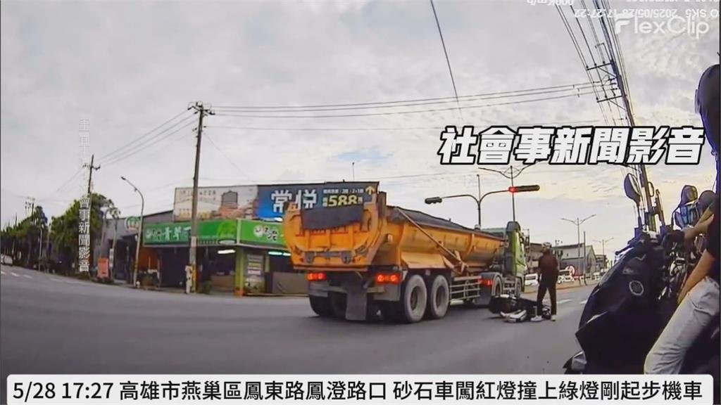 太驚險！高雄砂石車疑闖紅燈　撞上綠燈起步騎士「命大」輕傷