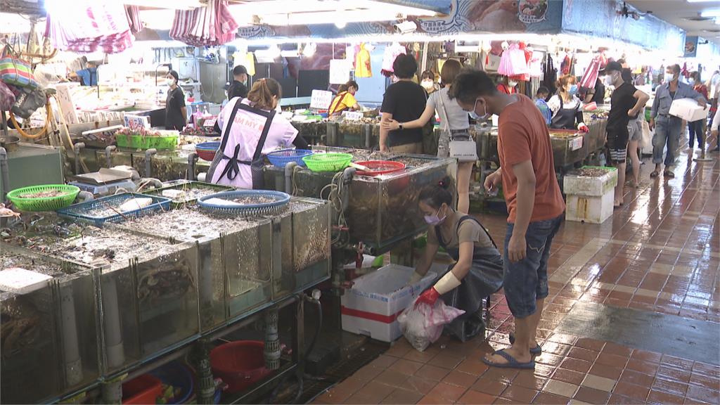 竹圍漁港人潮匯集　港口驚見脫罩吃冰！