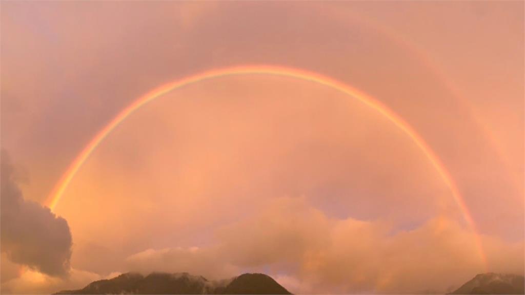 滿天橘紅霞光中「出現絕美彩虹」！福壽山農場美景如仙境