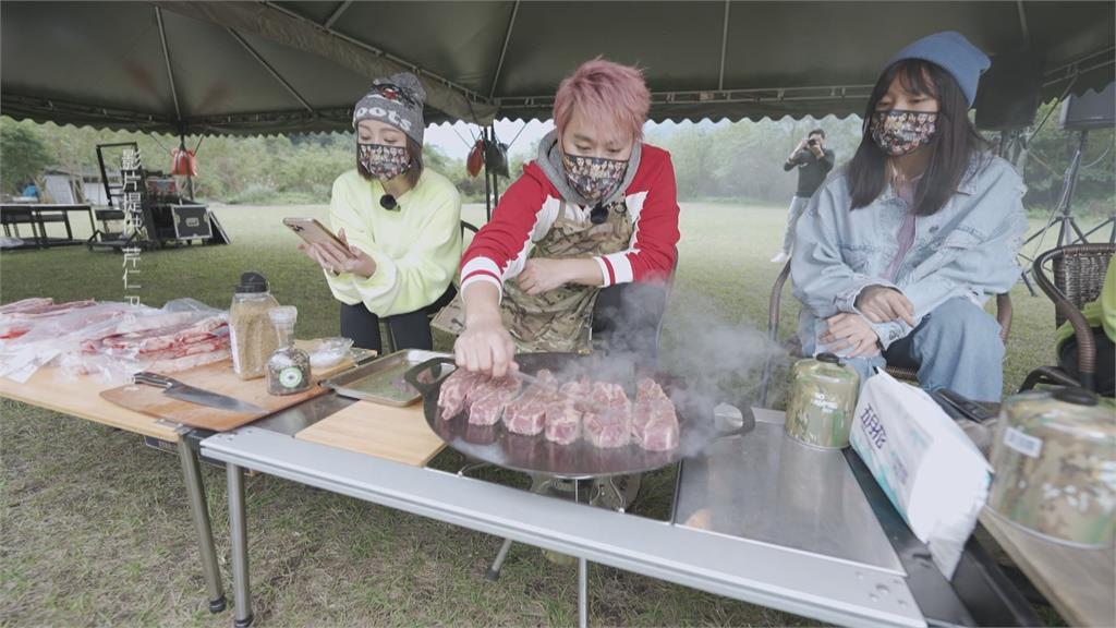 王仁甫歡慶10萬訂閱　現煎牛排互動粉絲