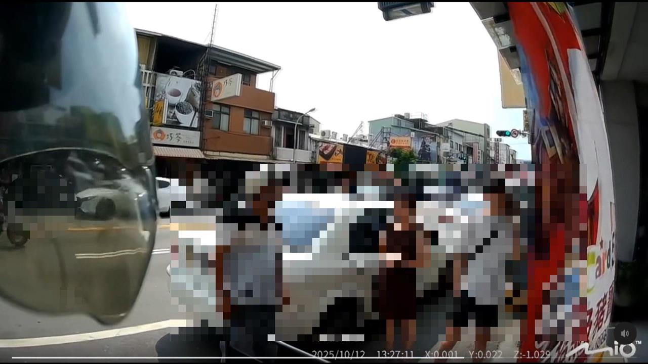 控被輾到腳從從容容飆罵 駕駛報警騎士匆匆忙忙離開