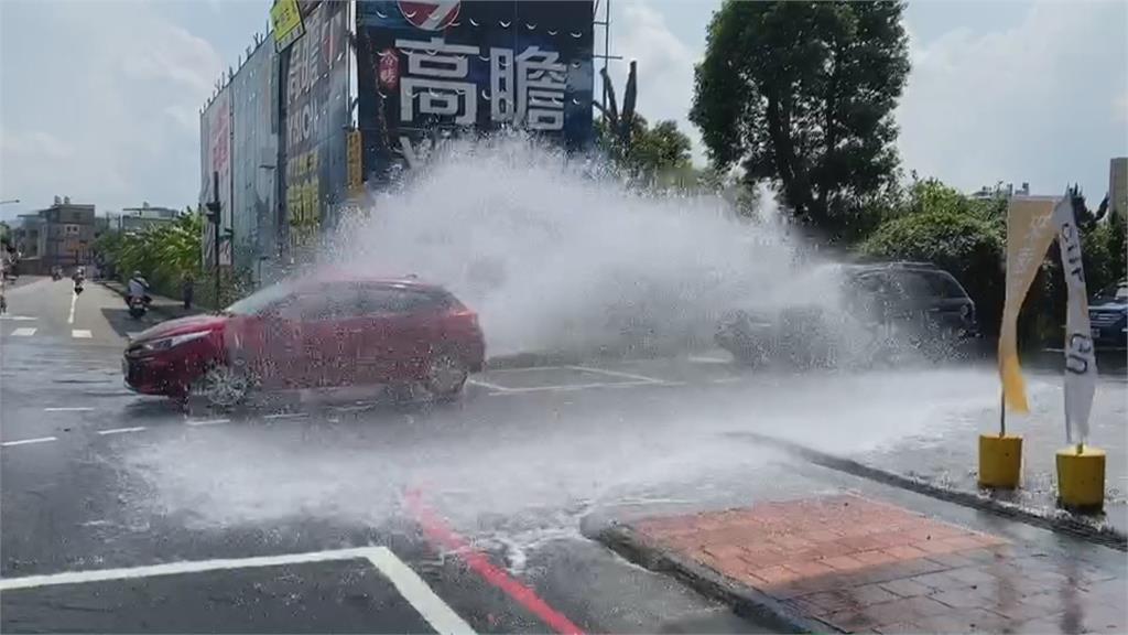 桃園龍潭曳引車A到分水閥　自來水如湧泉噴出　駕駛行經免費洗車
