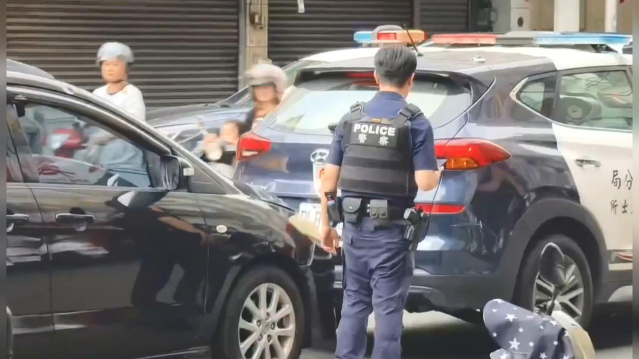 值勤警處理車禍遭後方衝撞！　駕駛光腳下車酒測值超標