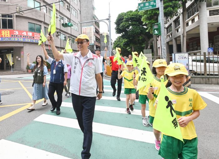 林森國小宣導交通安全　教學童手持「這物」過馬路