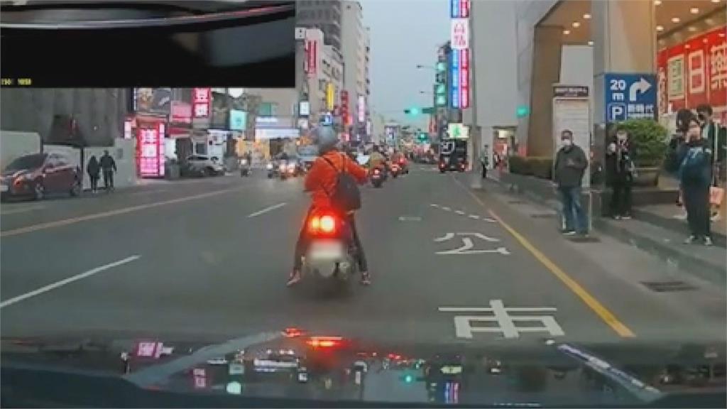 台中騎士為左轉堵外線!遭按喇叭也不讓 駕駛咆哮:沒有人這樣騎車的