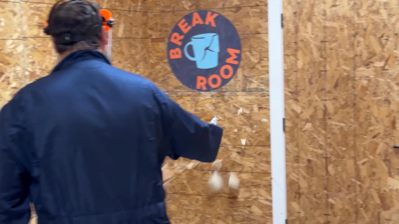 美國佛蒙特州「憤怒屋」　盡情打砸辦公室、揮灑螢光顏料