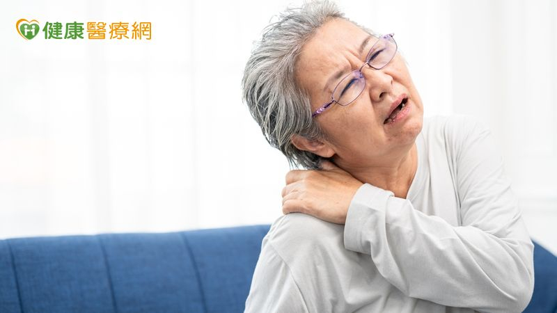 65歲婦刷鍋後「肩膀不舉」劇痛難眠　檢查驚見旋轉肌破裂