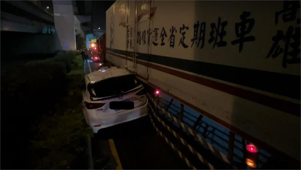 快新聞／又是酒駕！35歲醉男飆速想超車　反遭聯結車夾殺卡安全島「車體嚴重變形」