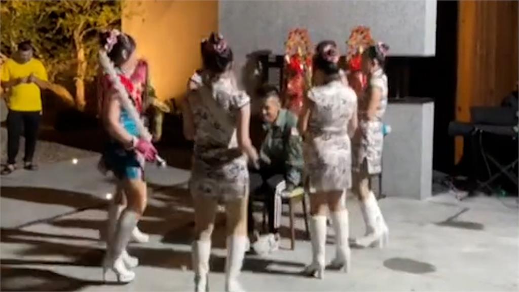 一臉無奈！女子樂隊為壽星慶生　他被「7女包圍」卻哭笑不得
