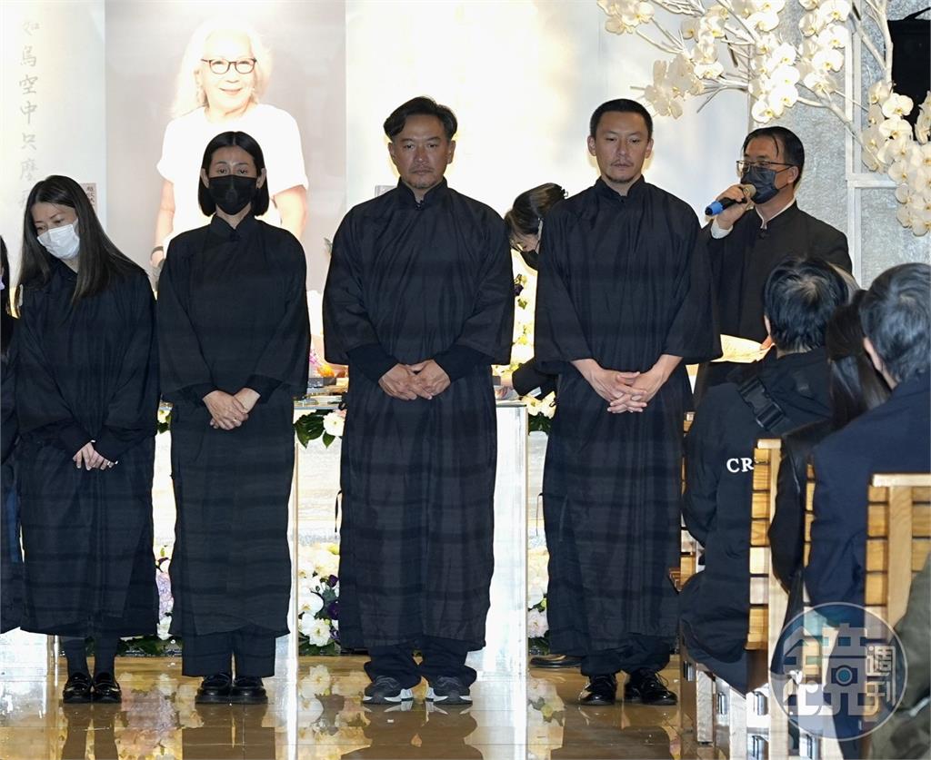 張震、張翰哀送母親！路嘉怡、喜翔現身告別式　易智言憶交情