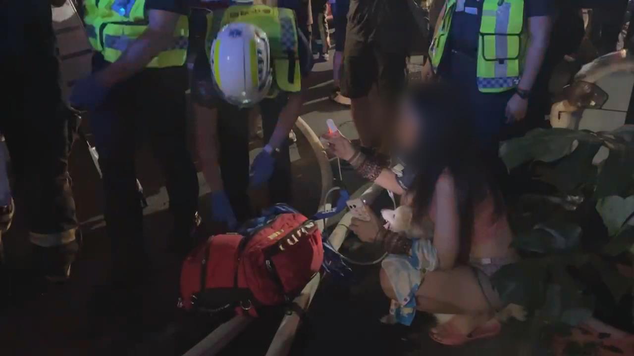 台中透天厝清晨竄火！　消防破門架梯救出1人1狗