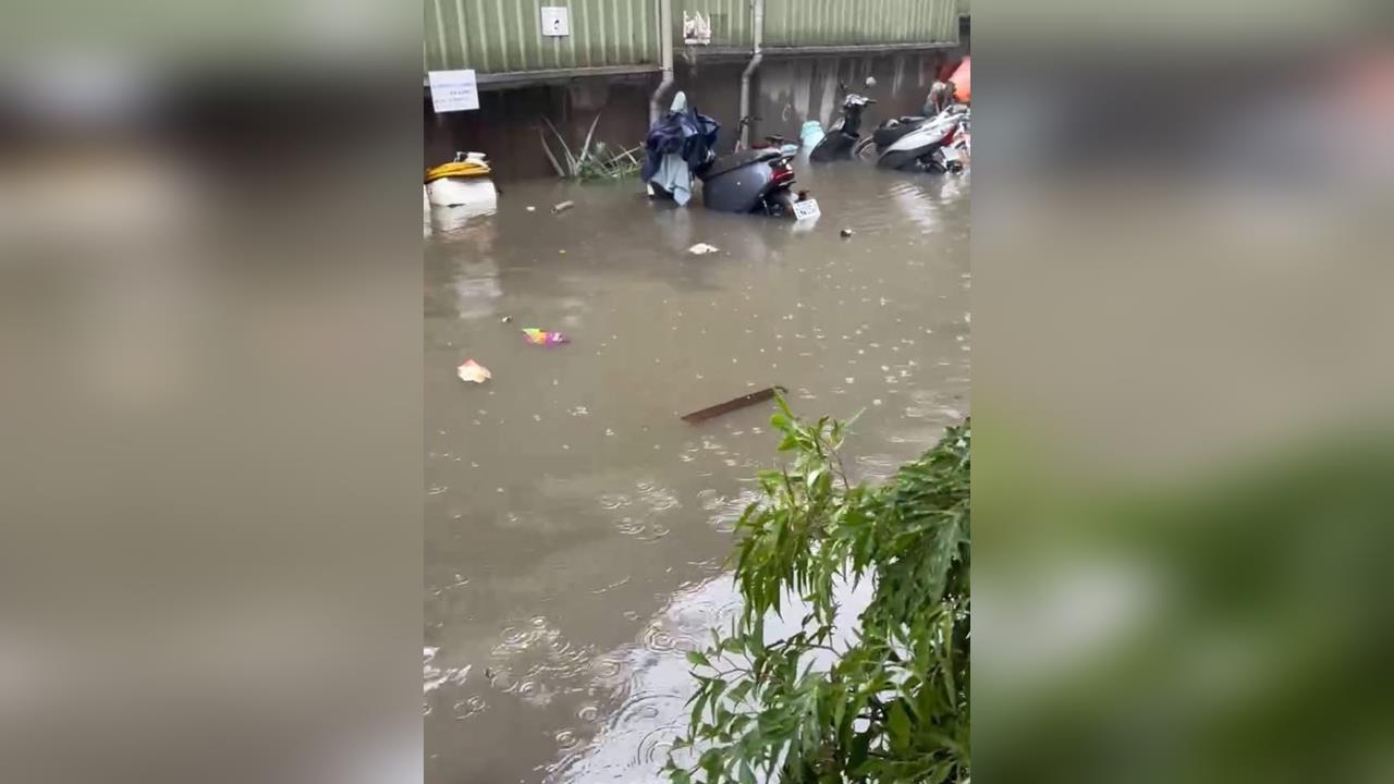 豪雨像用倒的！龜山多戶民宅淹水　居民控鐵路地下化工程是主因