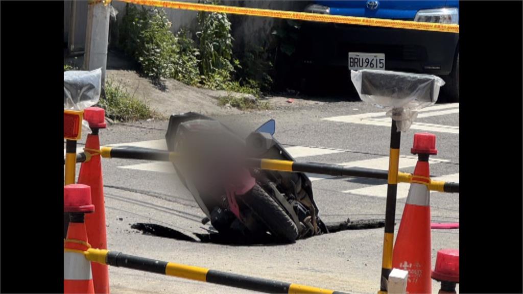 彰化二林道路出現天坑？　男騎士慘摔車「倒栽蔥」倒地
