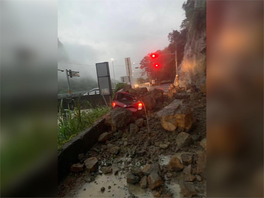 快新聞／暴雨狂襲！ 苗62線大雨落石砸車　鄉公所清潔隊員受傷送醫