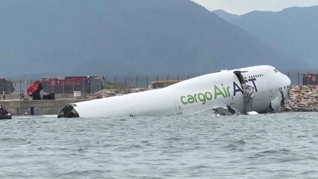 香港機場阿聯酋貨機衝出跑道墜海 2地勤罹難
