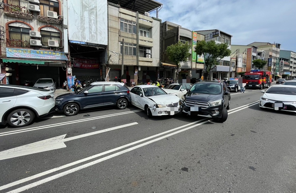 追撞6輛汽機車　45歲女涉毒駕1機車騎士身亡