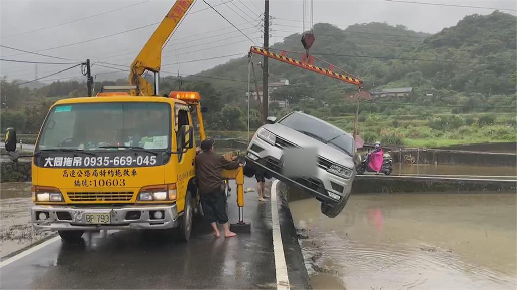 跟著導航開進「田埂小路」　休旅車轉彎翻覆「橫躺田間」