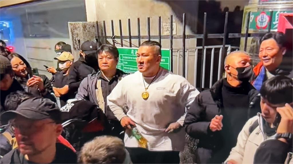 起訴柯文哲／館長直播「不到半小時」現身法院外！警方廣播：不要在這發表演說
