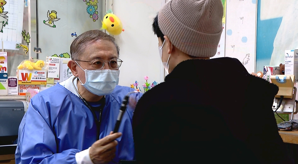 流感疫情肆虐　就診人次單週超14萬看診大排長龍