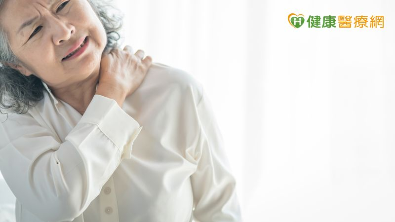 肩膀痛到梳頭都有困難　反式人工肩關節置換輔以3D術前模擬精準掌握角度
