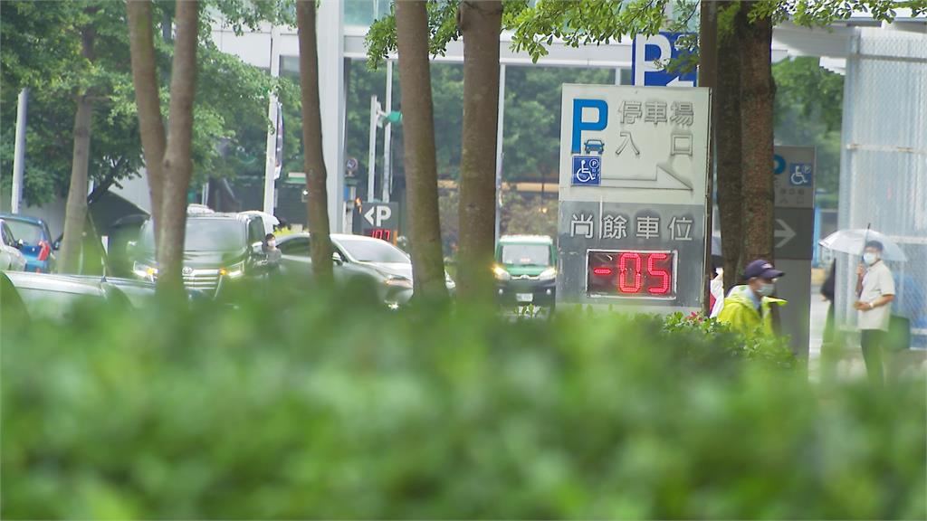 停車插隊險釀擦撞「網轟沒水準」　警方回應「這樣說」