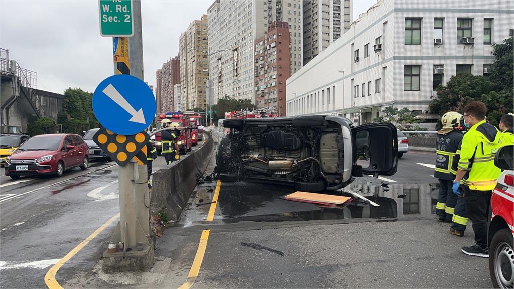 疑疲勞駕駛忘記轉彎直撞分隔島　車輛側翻起火驚險瞬間