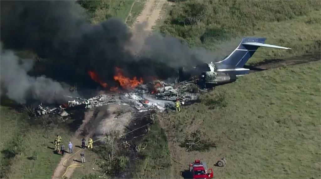 奇蹟！德州飛機失事摔成碎片 機上21人全員生還