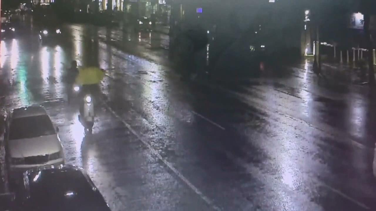 高雄男「撐傘單手騎機車」　遭直擊還邊抽菸民眾看傻