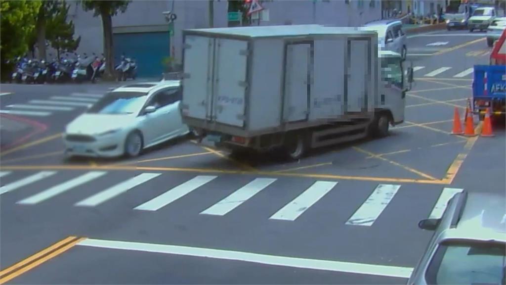小貨車疑手煞車沒拉緊　「倒退嚕」連撞7汽機車