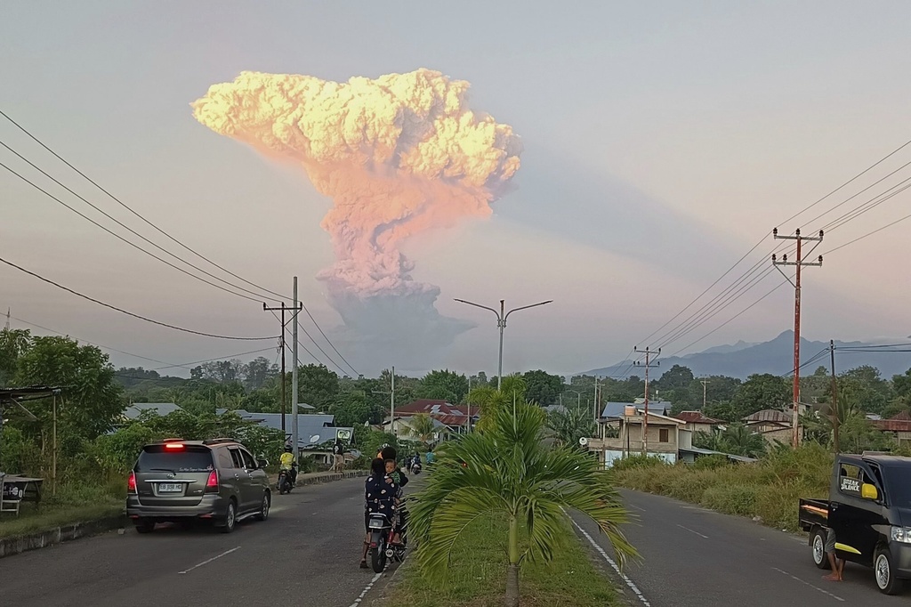 快新聞／旅客注意！印尼「勒沃托比山」再爆發　火山灰直衝萬米高空