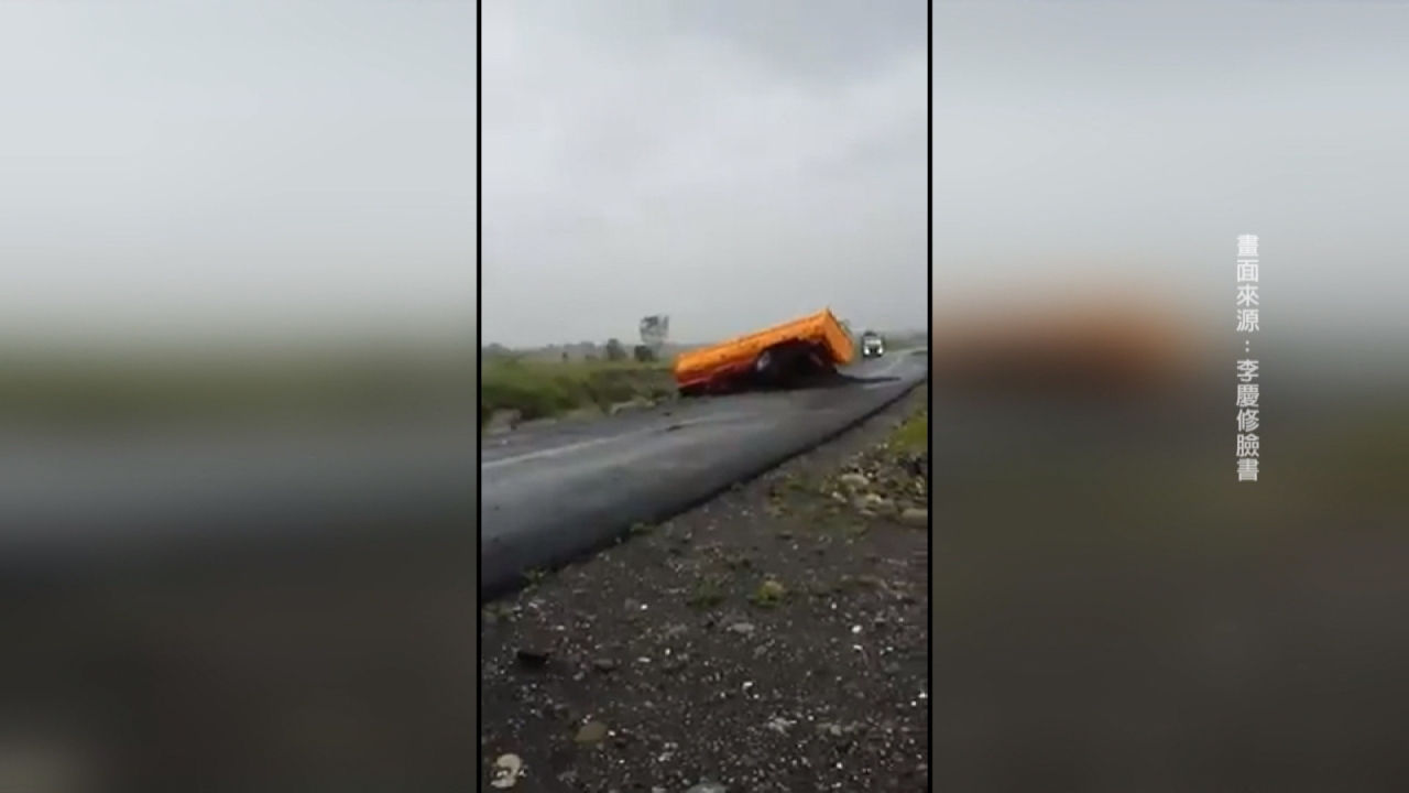 雨勢大路基遭掏空 砂石車陷坑洞翻覆