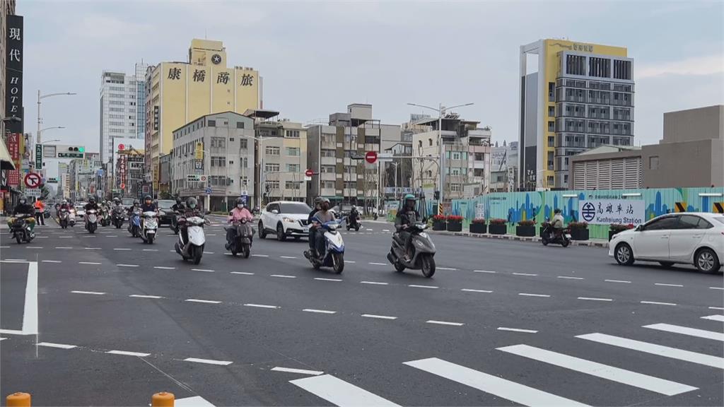 高雄火車站站東路開放通車　民眾直呼不習慣！交通局派員引導