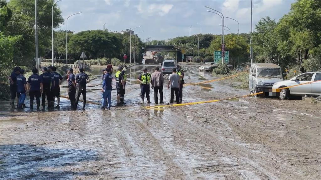 嘉義暴雨水淹82快速道路　棄置汽車發現70多歲老夫妻遺體