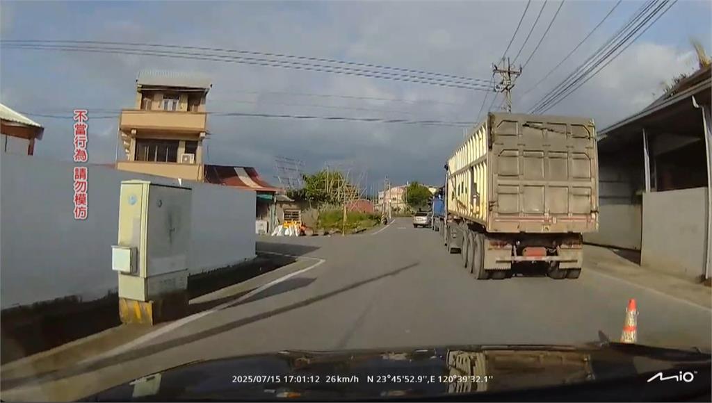 扯！大貨車未掛車牌又違停　拒檢逃逸　一路狂飆吞１０罰單、罰鍰超過２５萬元