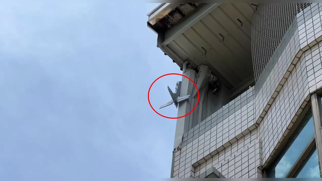 遙控模型飛機失控墜毀！　 猛砸民宅鐵皮遮陽棚破大洞