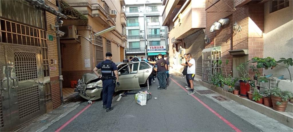 台南警匪追逐！女毒犯拒檢加速逃　後輪遭射破還狂衝