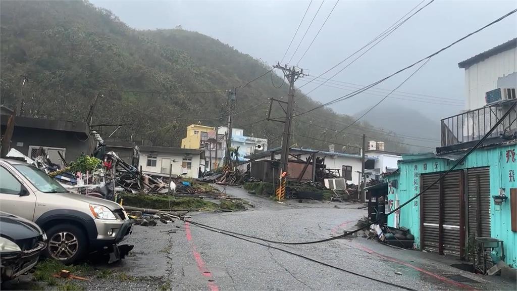 颱風重創蘭嶼 空勤直升機載工程人員挺進救災