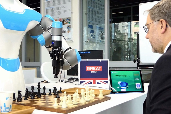 陪下棋還幫倒茶！「這款機器人」連英國人也說讚